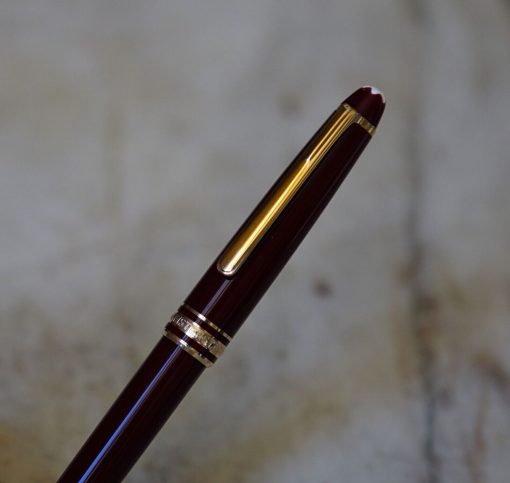 Stylo plume Montblanc en résine bordeaux - plume en or massif 18 carats