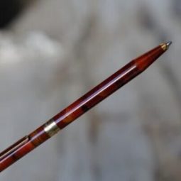 Image d'un stylo bille St-Dupont en laque rouge.