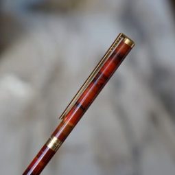 Image d'un stylo bille St-Dupont en laque rouge.
