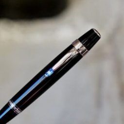 Un stylo bille Montblanc bohème noir.
