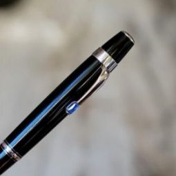 Un stylo bille Montblanc bohème noir.