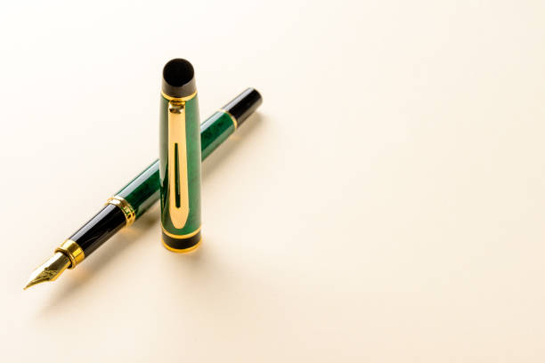 Image montrant un stylo plume vert marbré à détail doré.