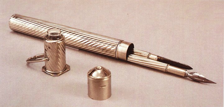 Image d'un stylo plume en métal détaché de ses morceaux.