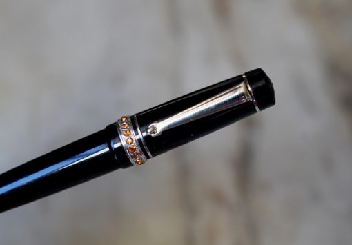 CHARMANT STYLO ROLLER DELTA STONES EN RESINE NOIRE - BAGUE PIERRES ORANGES - 111 MM