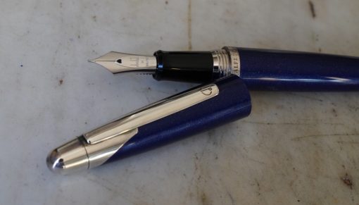 STYLO PLUME DUNHILL AD 2000 RESINE BLEU PAILLETEE - PLUME EN OR MASSIF 18 CARATS
