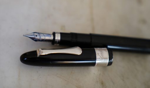 STYLO PLUME DAVIDOFF A POMPE EN RESINE NOIRE - FINITION PLATINUM - PLUME EN OR MASSIF 18 CARATS