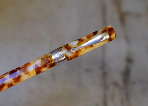 STYLO PLUME MONTEGRAPPA EN RESINE BEIGE & AMBRE MARBREE- PLUME OR MASSIF 18 CARATS