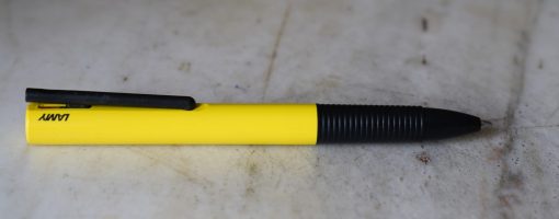 STYLO BILLE LAMY EN RESINE JAUNE & NOIRE - JOLI DESIGN