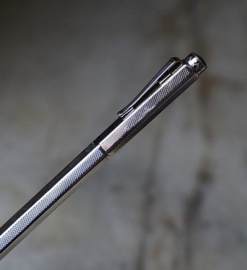 STYLO ROLLER CARAN D'ACHE ECRIDOR EN METAL CHROME FINITION GUILLOCHEE
