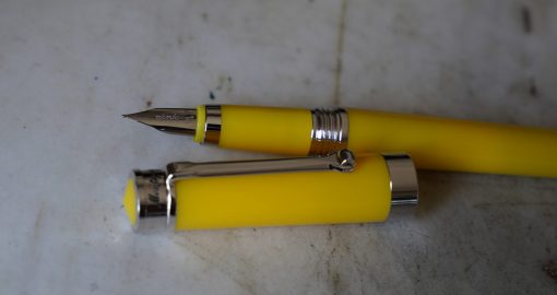 STYLO PLUME MONTEGRAPPA PAROLA EN RESINE JAUNE - FINITION CHROMEE