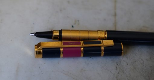 STYLO ROLLER YVES-SAINT-LAURENT EN LAQUE ANNELEE ROUGE & BLEU MARINE