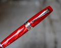 STYLO PLUME MONTEGRAPPA RESINE ROUGE MARBRE & ARGENT MASSIF 925 - PLUME EN OR MASSIF 18 CARATS – Image 2