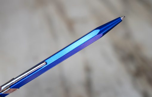STYLO BILLE CARAN D'ACHE 849 EN LAQUE BLEU METALLISE