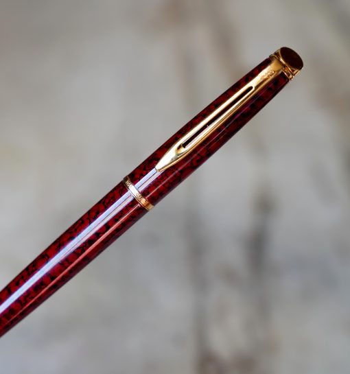 STYLO ROLLER WATERMAN HEMISPHERE EN LAQUE ROUGE MARBREE & METAL PL. OR