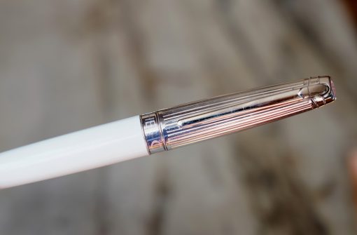 STYLO ROLLER CARAN D'ACHE LEMAN LAQUE BLANCHE CAPUCHON CHROME GODRONS