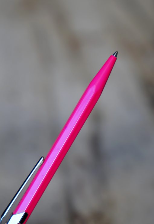 STYLO BILLE CARAN D'ACHE 849 LAQUE ROSE FLUO + BOITE