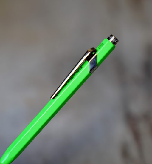 STYLO BILLE CARAN D'ACHE 849 LAQUE VERT FLUO + BOITE