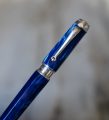 STYLO ROLLER MONTEGRAPPA EMBLEMA EN RESINE BLEUE MARBREE & ARGENT MASSIF 925 – Image 2