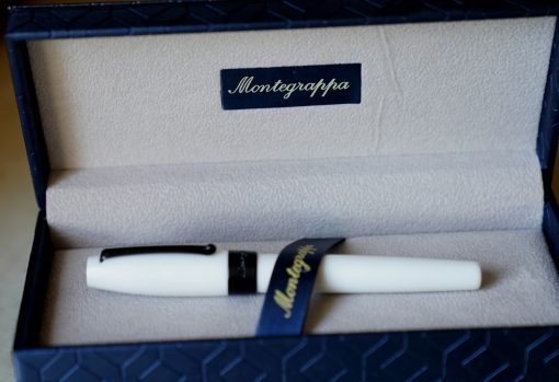 STYLO PLUME MONTEGRAPPA FORTUNA EN LAQUE BLANCHE- FINITION RYTHENIUM NOIRCI