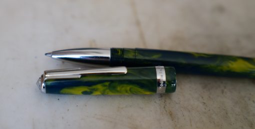 STYLO ROLLER RECIFE EN RESINE VERT MARBRE - FINITION METAL CHROME