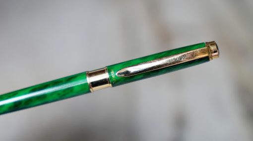 STYLO ROLLER PELIKAN CELEBRY EN LAQUE VERTE MARBREE & PL. OR 18 CARATS