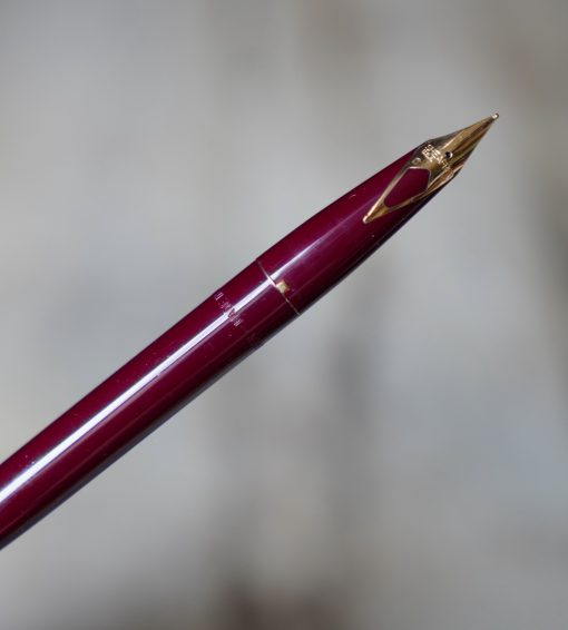 STYLO PLUME SHEAFFER TRIUMPH EN RESINE BORDEAUX - PLUME METAL PL. OR MOYENNE