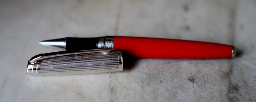 STYLO ROLLER CARAN D'ACHE LEMAN LAQUE ROUGE CAPUCHON CHROME GODRONS