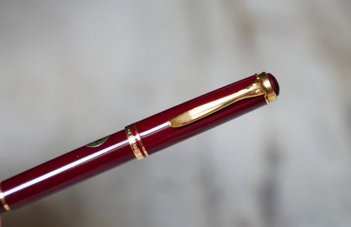 STYLO PLUME PELIKAN A POMPE RESINE BORDEAUX - PLUME OR MASSIF 18 CARATS - FINE