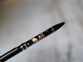 PLATINIUM - STYLO BI-FONCTIONS EN RESINE NOIRE A DECOR DE BRANCHES FLEURS & OISEAU – Image 2
