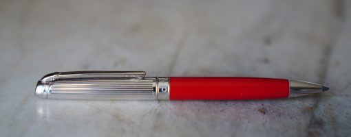 STYLO BILLE CARAN D'ACHE LEMAN RESINE ROUGE DOUE PL. ARGENT GODRONS