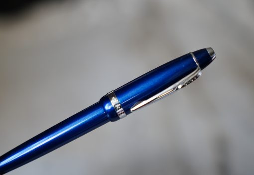 STYLO PLUME CROSS EN RESINE BLEUE MELTALLISE & CHROME - PLUME MOYENNE