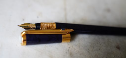 STYLO PLUME CHAUMET RESINE VIOLET MARBRE - PLUME EN OR MASSIF 18 CARATS