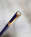 STYLO PLUME CHAUMET RESINE VIOLET MARBRE - PLUME EN OR MASSIF 18 CARATS – Image 2
