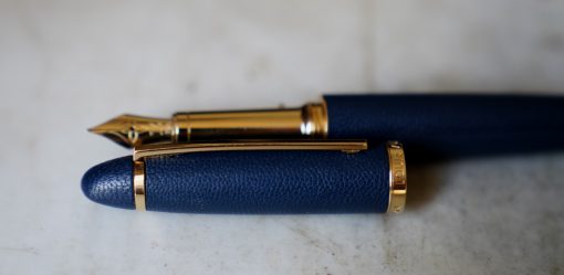 STYLO PLUME LOUIS VUITTON GRAND TOUR - FINITION CUIR BLEU - PLUME EN OR MASSIF 18 CARATS