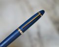 STYLO PLUME LOUIS VUITTON GRAND TOUR - FINITION CUIR BLEU - PLUME EN OR MASSIF 18 CARATS – Image 2