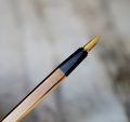 STYLO PLUME DUNHILL DRESS PL. OR - FINITION GRAIN D'ORGE - PLUME OR MASSIF 18 CARATS – Image 2