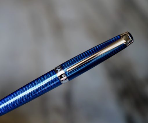 STYLO ROLLER CARAN D'ACHE LEMAN GRAND BLEU LAQUE GUILLOCHEE RHODIUM