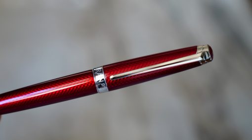STYLO ROLLER CARAN D'ACHE LEMAN LAQUE ROUGE CARMIN - FINITION GUILLOCHEE RHODIUM