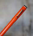 STYLO PLUME ANONYME A LEVIER - CALLIGRAPHIE EN RESINE ORANGE - PLUME EXTRA LARGE – Image 2