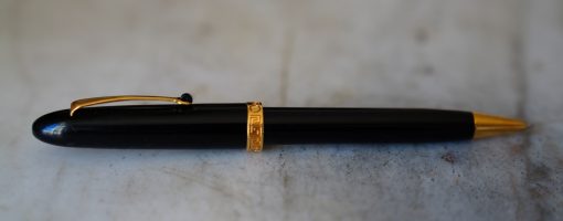 STYLO BILLE OMAS OGIVA EN RESINE NOIRE - FINITION PL. OR 18 CARATS