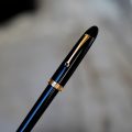 STYLO BILLE OMAS OGIVA EN RESINE NOIRE - FINITION PL. OR 18 CARATS – Image 2