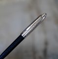 STYLO BILLE OMAS RESINE NOIRE - DOUE ARGENT MASSIF 925- FINITION GUILLOCHEE – Image 2