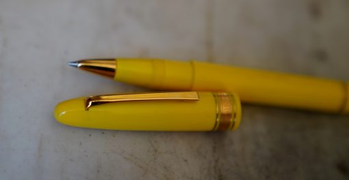 STYLO ROLLER OMAS EXTRA EN RESINE JAUNE - FINITION PL. OR 18 CARATS