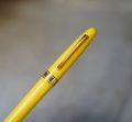 STYLO ROLLER OMAS EXTRA EN RESINE JAUNE - FINITION PL. OR 18 CARATS – Image 2