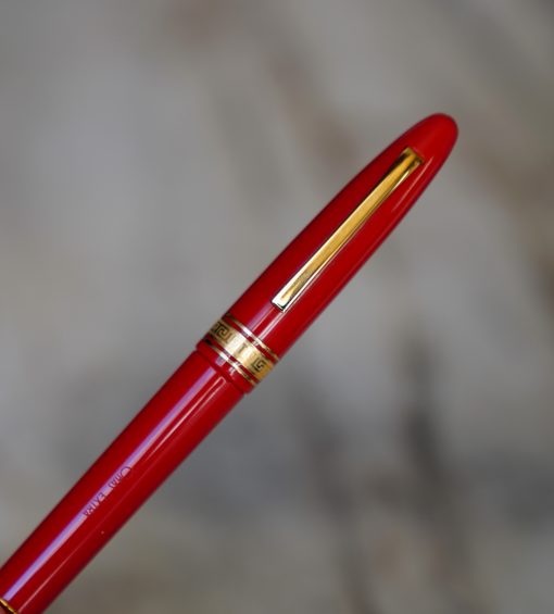 MAGNIFIQUE STYLO ROLLER OMAS EXTRA EN RESINE ROUGE - FINITION PL. OR 18 CARATS