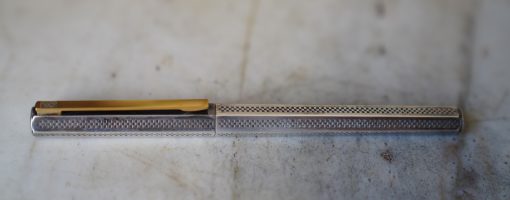 STYLO ROLLER CARAN D'ACHE ECRIDOR EN METAL PL. ARGENT - FINITION GUILLOCHEE