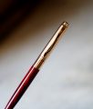 STYLO BILLE PELIKAN CELEBRY EN LAQUE ROUGE MARBREE - CAPUCHON PL. OR 18 CARATS – Image 2