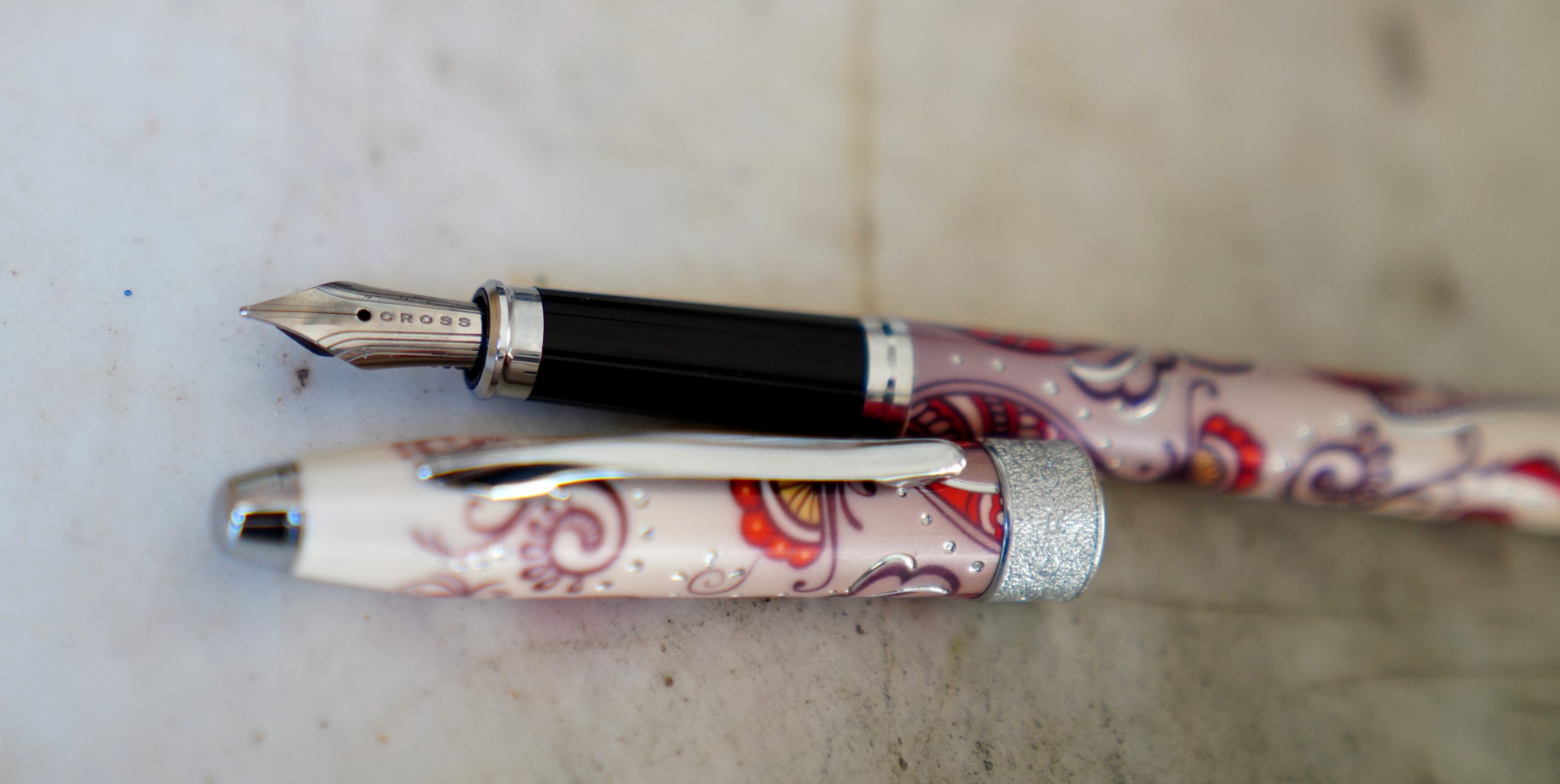 STYLO PLUME CROSS CENTURY WANDERLUST RESINE FLEURS ROSES - PLUME M – Image 2