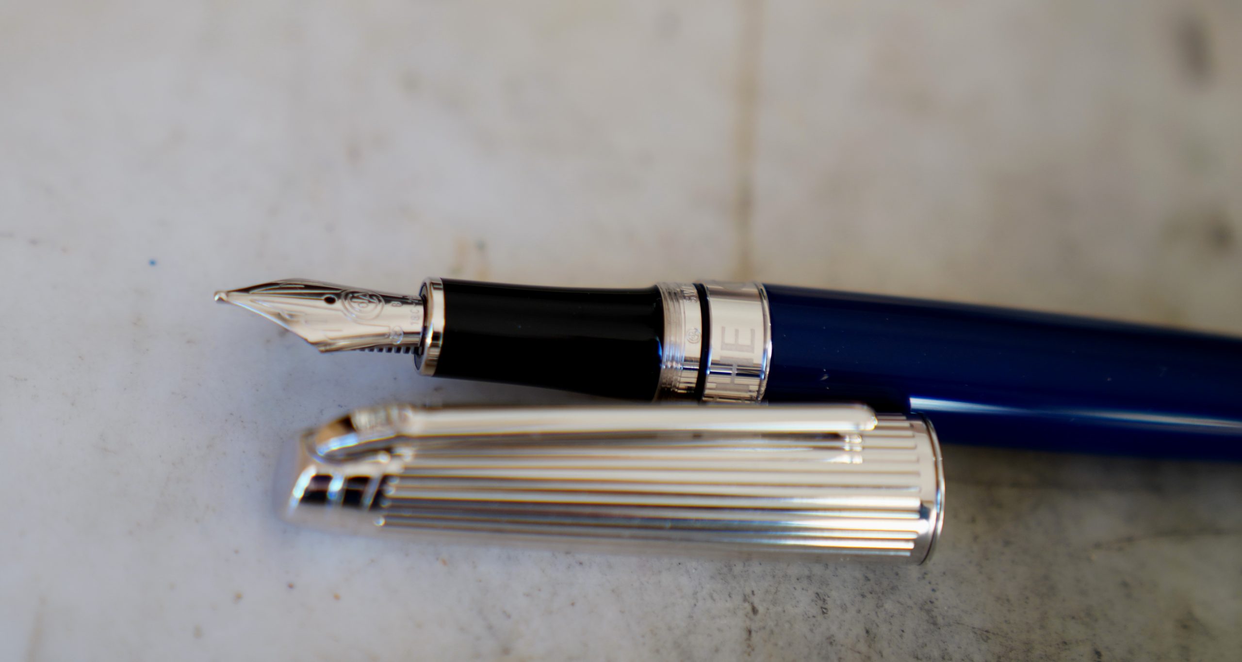 STYLO PLUME CARAN D'ACHE LEMAN LAQUE BLEU NUIT & METAL GODRONS - PLUME EN OR MASSIF 18 CARATS – Image 2