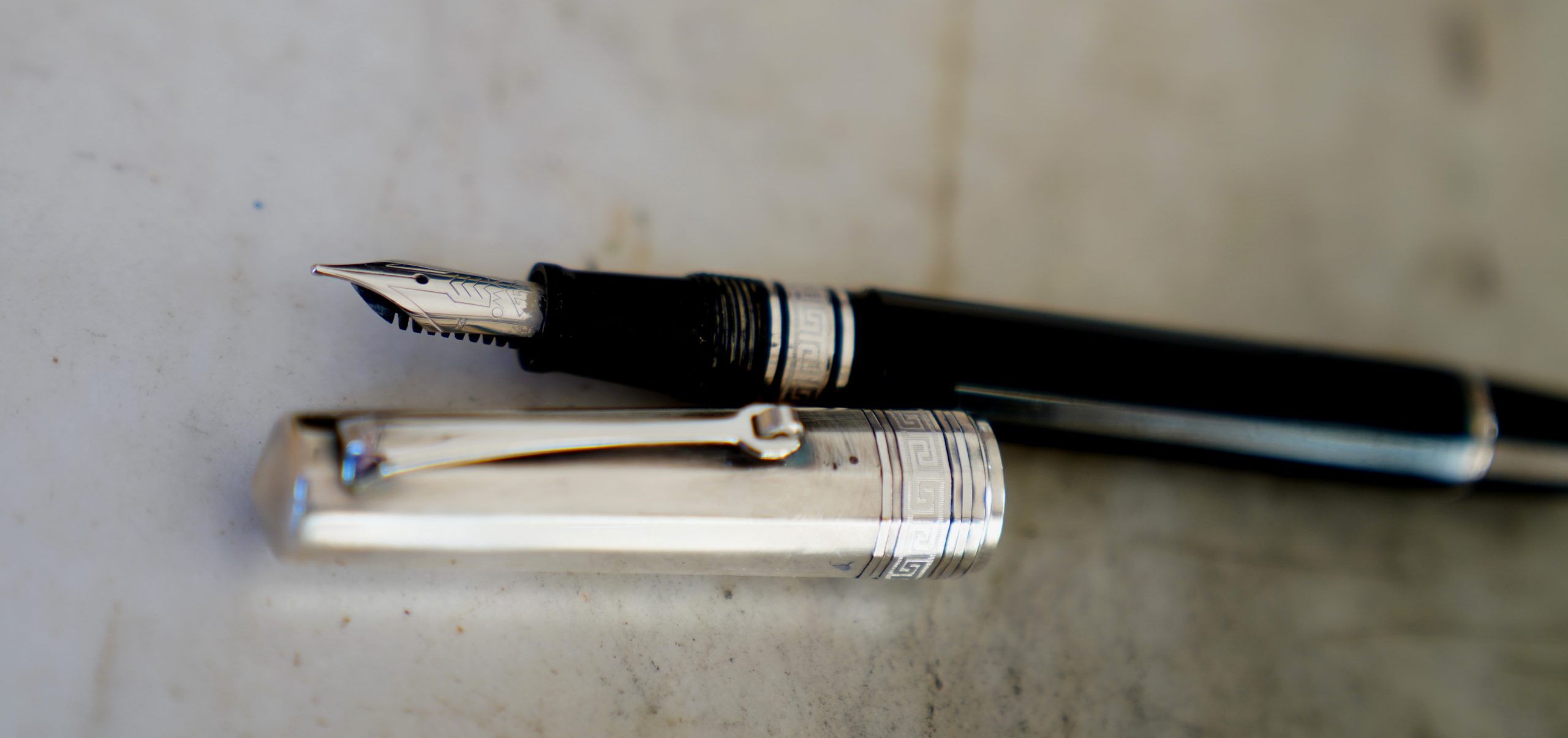 STYLO PLUME OMAS PARAGON DOUE RESINE NOIRE & ARGENT MASSIF 925 - PLUME OR MASSIF 18 CARATS – Image 2